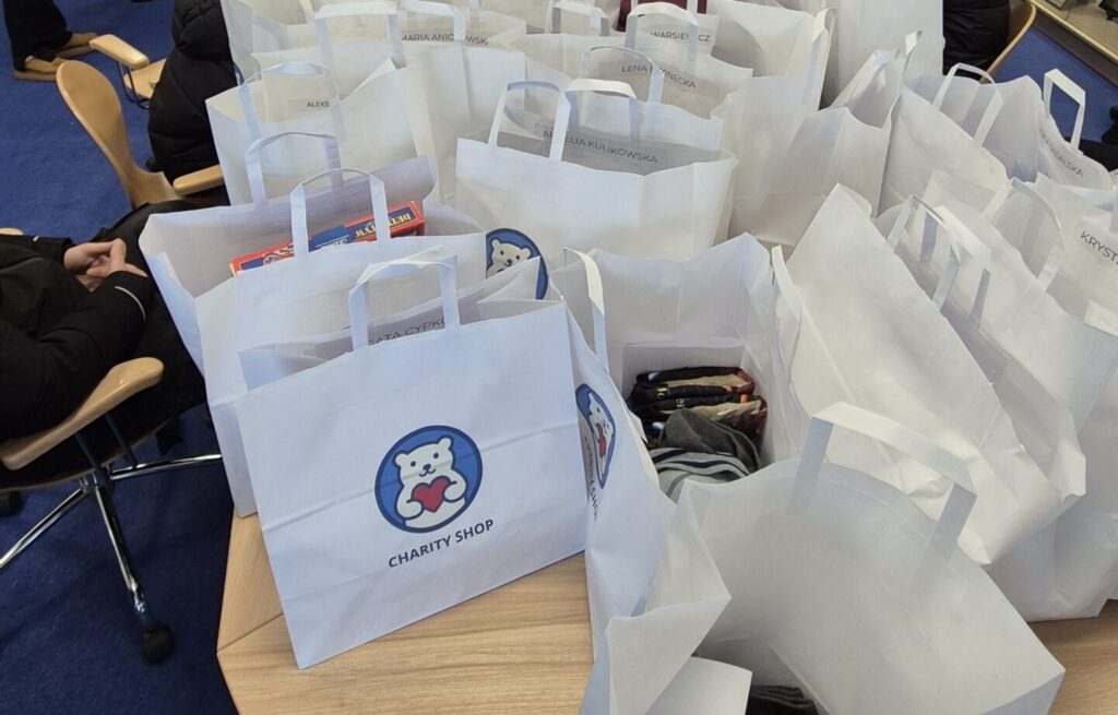 🎁 Zimowe paczki pełne ciepła. Charity Shop Suwałki wspiera dzieci z rodzin objętych pomocą MOPR