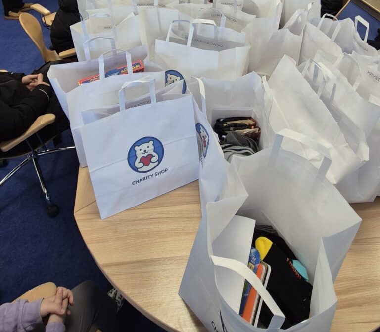 Zimowe paczki pełne ciepła. Charity Shop Suwałki wspiera dzieci z rodzin objętych pomocą MOPR🎁